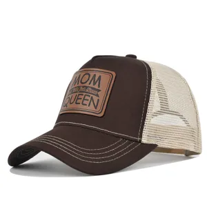 Braune Trucker Cap mit Netzeinsatz und Lederpatch vorne, lässige Baseballkappe für den Alltag.