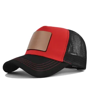 Rood-zwarte mesh honkbalpet met lege leren patch, ademende zomertruckerhoed voor heren.