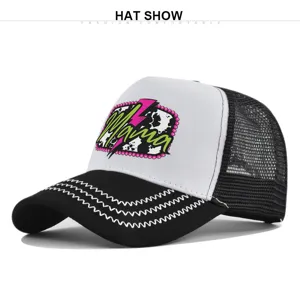 Cappellino trucker in rete nero e bianco con stampa Mama elegante e visiera curva.