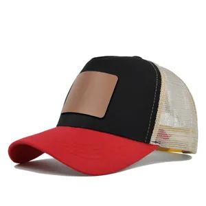 Klassieke tweekleurige trucker-honkbalpet met blinde lederen patch en ademend mesh.