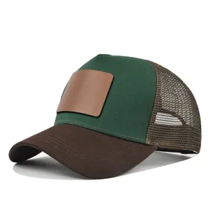 Ademende mesh honkbalpet met lederen patch, zomer trucker pet detailweergave.