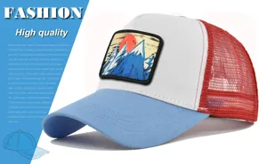 Detailansicht der blau-weißen Mesh-Baseballkappe mit malerischem Berg-Patch vorne.