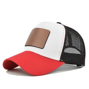 Truckerpet met blank leren patch, ademende mesh achterkant en gebogen rode klep zomermode.