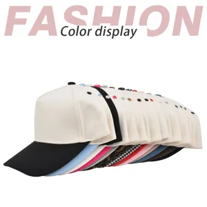 Vista dettagliata di cappellini da baseball a 5 pannelli multicolore con visiera curva.