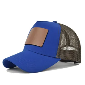 Blauwe mesh honkbalpet met blanco bruin lederen patch en ademend achterpaneel voor zomer.