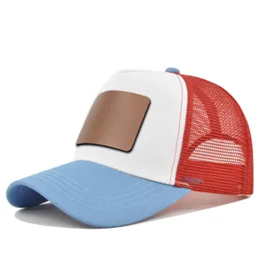 Gedetailleerd uitzicht van de colorblock truckerpet met blanco lederen patch en mesh achterkant.
