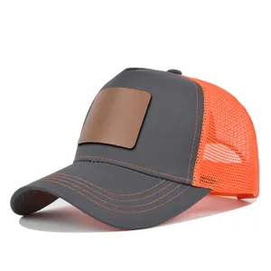Ademende trucker pet met lederen patch, grijze mesh honkbalpet con oranje stiksels.