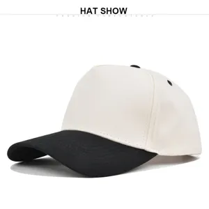 Classico berretto da baseball a 5 pannelli con visiera nera e corona beige traspirante.
