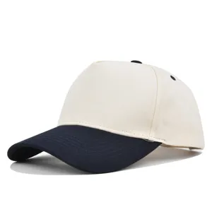 Vista dettagliata berretto baseball 5 pannelli con visiera blu scuro e occhielli di ventilazione.