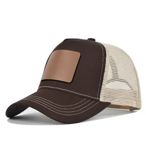 Bruine trucker pet met lege lederen patch en ademende mesh achterkant voor de zomer.