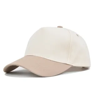 Primo piano del berretto da baseball bicolore a 5 pannelli con corona bianca e visiera color khaki.