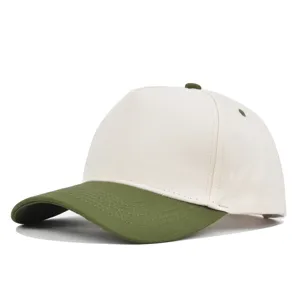 Primo piano dettagliato del berretto da baseball bicolore traspirante con visiera curva.
