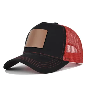 Zwarte en rode truckerpet met mesh achterkant, gebogen klep en een blanco leerpatch.