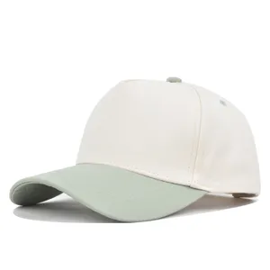 Classico berretto da baseball a 5 pannelli con corona beige e visiera verde per ogni giorno.