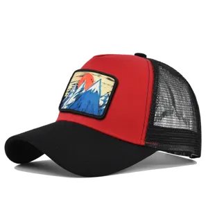 Sommer rot schwarze Trucker Cap mit Netzeinsatz und vintage Berg Stickerei Patch.