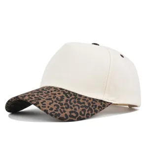 Primo piano del classico cappellino da baseball a 5 pannelli con visiera leopardata.