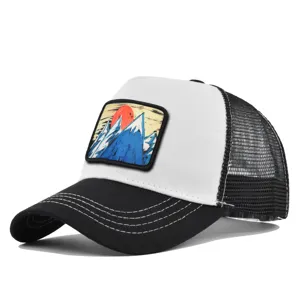 Klassische schwarz-weiße Trucker Cap mit einem stilvollen Berg und Sonne Motiv Patch Design.