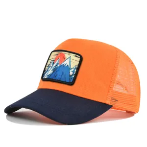 Orangefarbene und dunkelblaue Mesh-Baseballkappe mit gesticktem Berg- und Sonnen-Aufnäher.