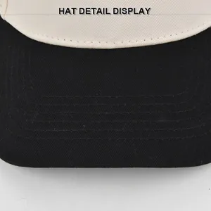 Classico berretto da baseball a 5 pannelli con visiera curva, design nero e bianco.