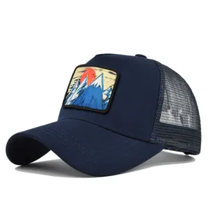 Dunkelblaue Trucker Cap mit Berg-Patch, atmungsaktivem Mesh und gebogenem Schirm für Sommer.