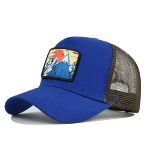 Detailaufnahme des Berg Patches und des atmungsaktiven braunen Meshgewebes der Baseballkappe.