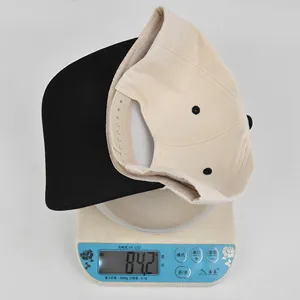 Classico cappellino da baseball a 5 pannelli bicolore, snapback regolabile per l'uso.