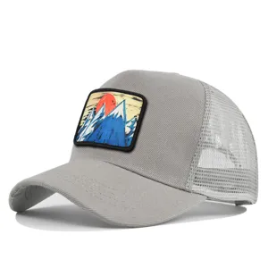 Graue Mesh-Baseballcap mit stilvollem Berg- und Sonnen-Bestickungsaufnäher vorne.