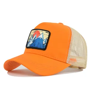 Nahaufnahme der orangefarbenen Trucker-Baseballkappe mit malerischem Berg-Patch-Motiv.