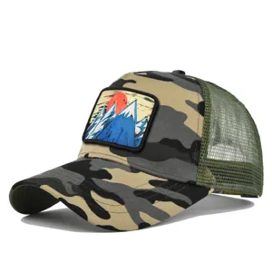Camouflage Trucker Cap mit Berg-Sonne-Aufnäher, grünem Mesh-Rücken und gebogenem Schirm für Sommer.