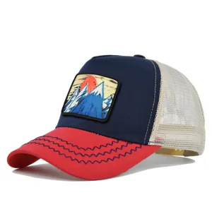 Nahaufnahme der blauen und roten Mesh-Baseballkappe mit Bergestickerei im Detail.