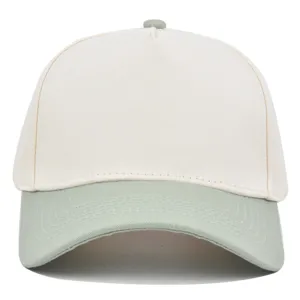 Classico berretto da baseball a 5 pannelli écru con visiera e bottone verde salvia.