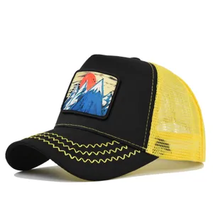 Nahaufnahme der schwarzen Trucker Cap mit gelbem Mesh und Bergstickerei-Aufnäher.