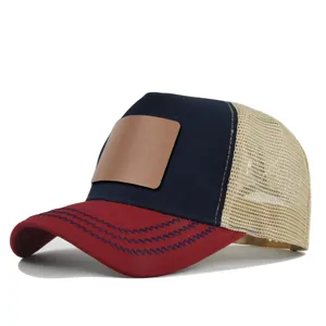 Detailopname van zomer trucker pet, ademend mesh achterkant, contrasterende klep.