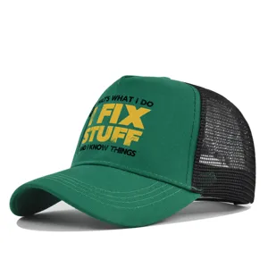 Groene en zwarte trucker pet met grappige opdruk, ademende mesh pet voor heren en dames.