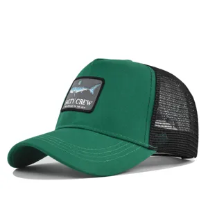 Grüne Trucker-Cap mit Netzeinsatz und Salty Crew Haifisch-Aufnäher für den Sommer.