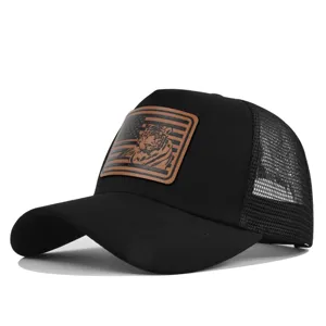 Nahaufnahme einer schwarzen Mesh Baseball Cap mit einem stylischen Tiger Lederaufnäher vorne.