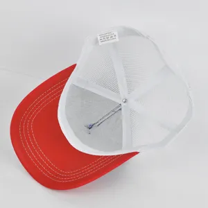 Vista detallada que muestra la estructura de malla interior y etiqueta de la gorra.