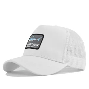 Detailaufnahme der weißen Trucker Cap mit gesticktem Haifisch-Aufnäher und atmungsaktivem Netzteil.