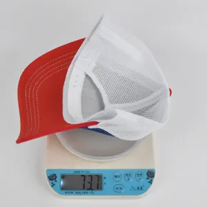 Vista detallada del sombrero trucker de malla de verano en báscula, diseño ligero.