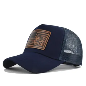 Detailansicht der stylischen Trucker Cap mit Tiger Lederaufnäher und atmungsaktivem Netz.