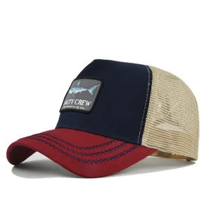Klassische Trucker Baseballkappe mit Netzrücken, gesticktem Haifisch-Patch und Kontrastschirm.