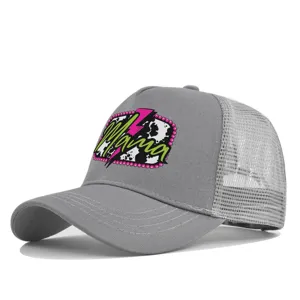 Dettaglio cappellino da baseball trucker grigio con patch Mama e rete traspirante.