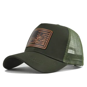 Grüne Mesh Baseballkappe mit Tiger Lederpatch, stilvolle Sommer Trucker Cap für Herren.
