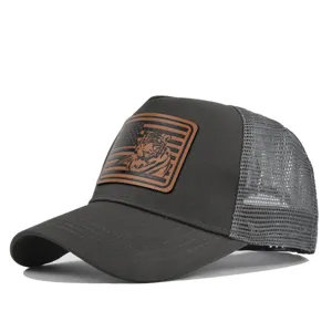Detailaufnahme der anthrazitfarbenen Trucker Cap mit Tiger-Flaggen-Leder-Patch und Mesh.