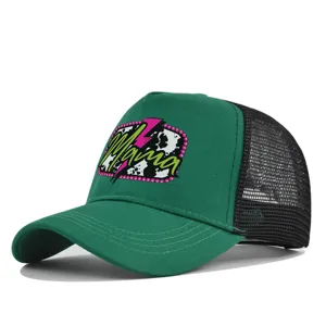 Cappellino trucker verde con retro in rete nera e un elegante stemma con stampa Mama.