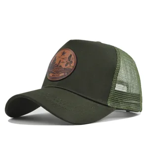 Vista detallada de la gorra trucker verde con parche de cuero Maine y malla transpirable.