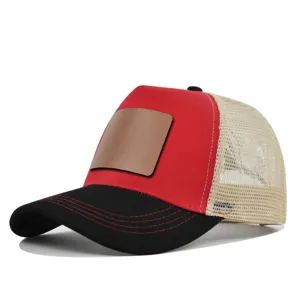 Mesh trucker honkbalpet met blanco lederen patch, rood-zwarte zomercap voor buiten.