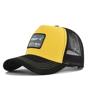 Detailansicht Schwarz-Gelbe Mesh Trucker Cap mit Haifisch Aufnäher und atmungsaktivem Netz.