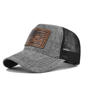 Graue Trucker Cap mit braunem Leder Tiger Patch, atmungsaktives Mesh für Sonnenschutz.