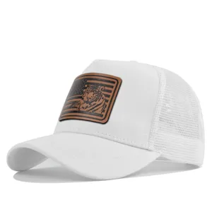 Weißes Mesh-Trucker-Cap Detail mit braunem Leder-Tiger- und Flaggen-Patch-Design.
